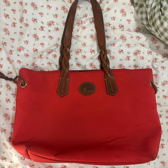 ✨ VINTAGE ✨ Dooney & Bourke Red Canvas Tote Bag with Brown Leather Handles - Picture 2 of 8
